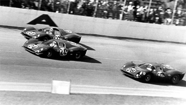 Ferrari triumfa brauciens pēc trīs pirmo vietu izcīnīšanas 1967.gada Deitonas 24 stundu sacensībās 