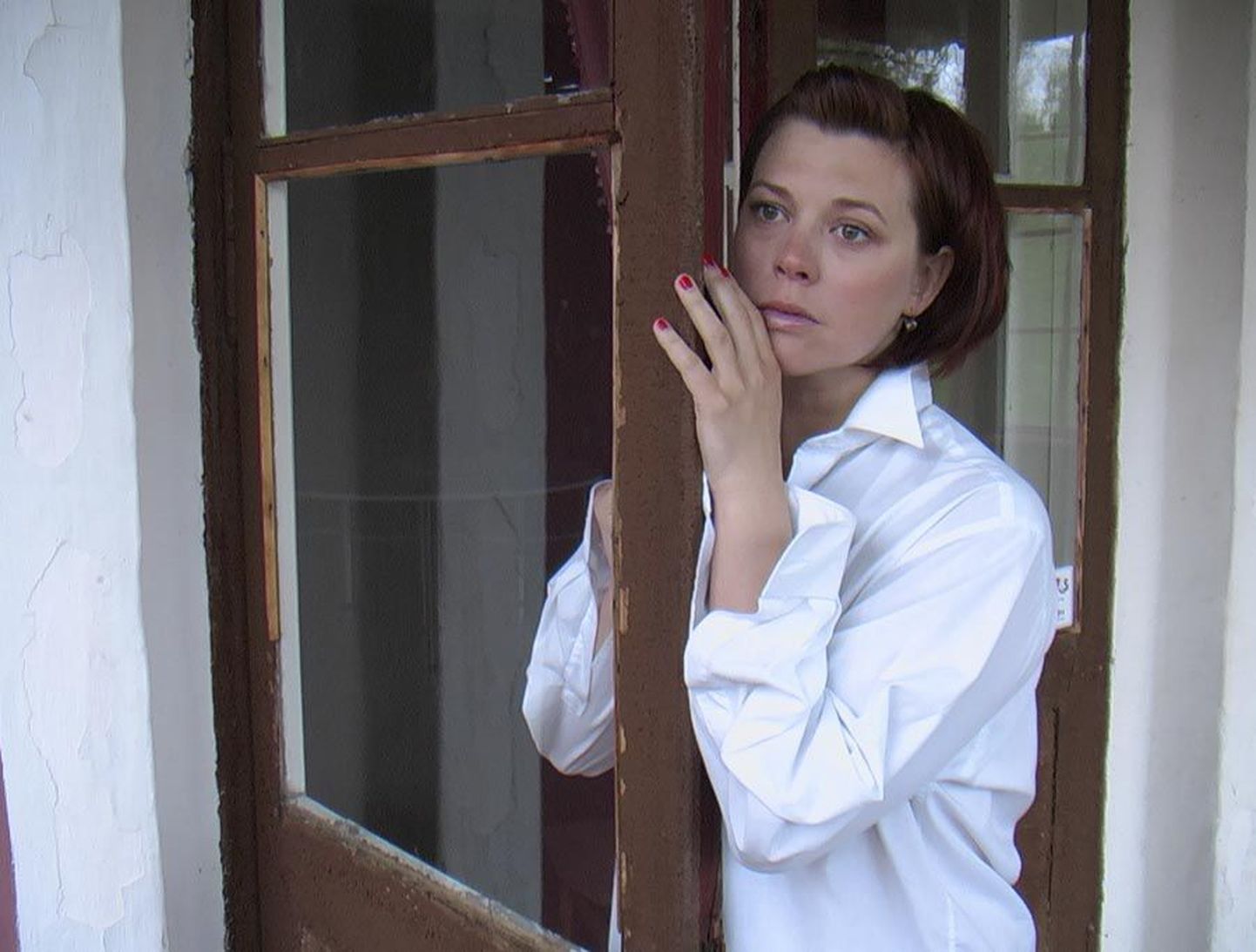 Ugala näitleja Carita Vaikjärv mängib Õisu mõisas etenduvas suvelavastuses «Petmine» kunstigalerist Emmat, kes satub kirglikku armukolmnurka.