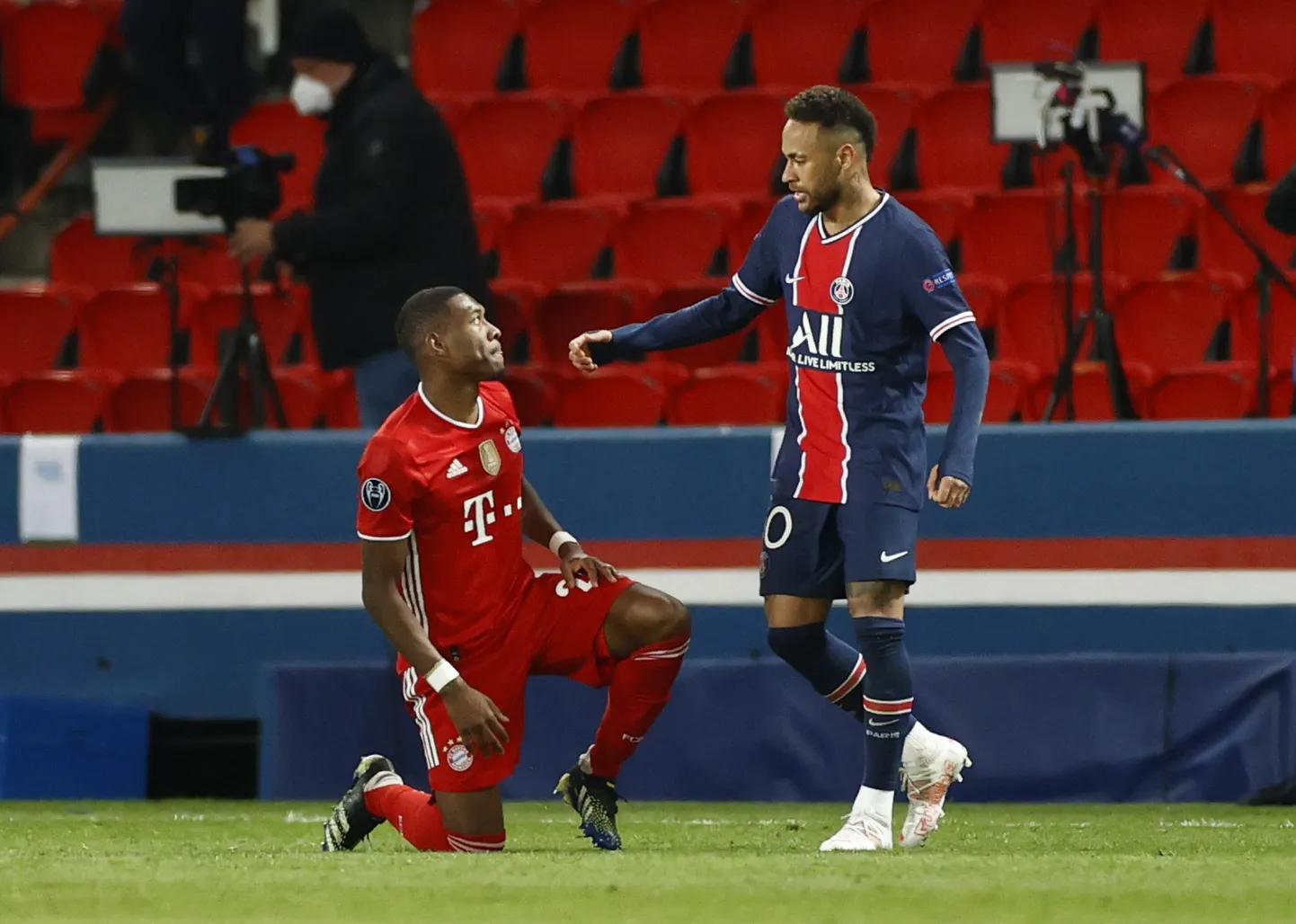 Neymar (paremal) ja Bayerni poolkaitsja David Alaba kohtumise järel.