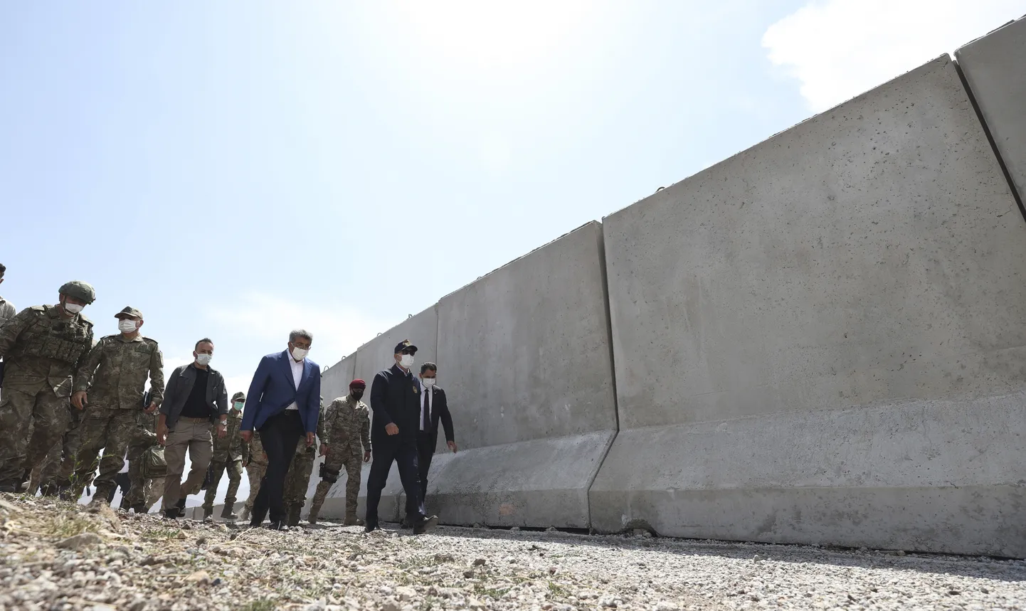 Türgi kaitseminister Hulusi Akar (paremal) pühapäeval Türgi-Iraani piiril.