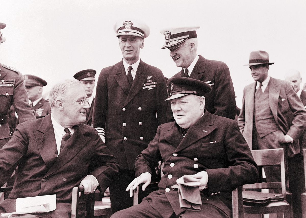 Roosevelti ja Churchilli kohtumist 9. ja 10. augustil 1941 võib pidada esimeseks liitlaste tippkohtumiseks hoolimata sellest, et USA ei olnud veel otseselt sõtta sekkunud. Kahe riigijuhi vahel kokku lepitud ühised Atlandi harta põhimõtted varjasid tõsiasja, et kohtumine oli mõlemale poolele pettumus. Churchill oli õnnetu, et Roosevelt ei lubanud USA sõtta astumist. Roosevelt pidi aga tõdema, et Atlandi hartal ei olnud soovitud mõju ning Ameerika avalikkus oli endiselt kindlalt sõja vastu