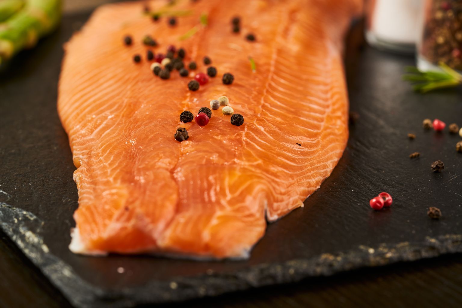 Хотя бы раз в неделю ешьте рыбу — скумбрию, лосось, тунца, сардины или треску. Иллюстративное фото