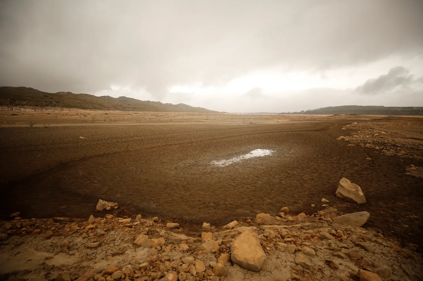 Kaplinna lähedal olev Theewaterskloof on tavaliselt vee all, kuid on praegu täiesti kuiv