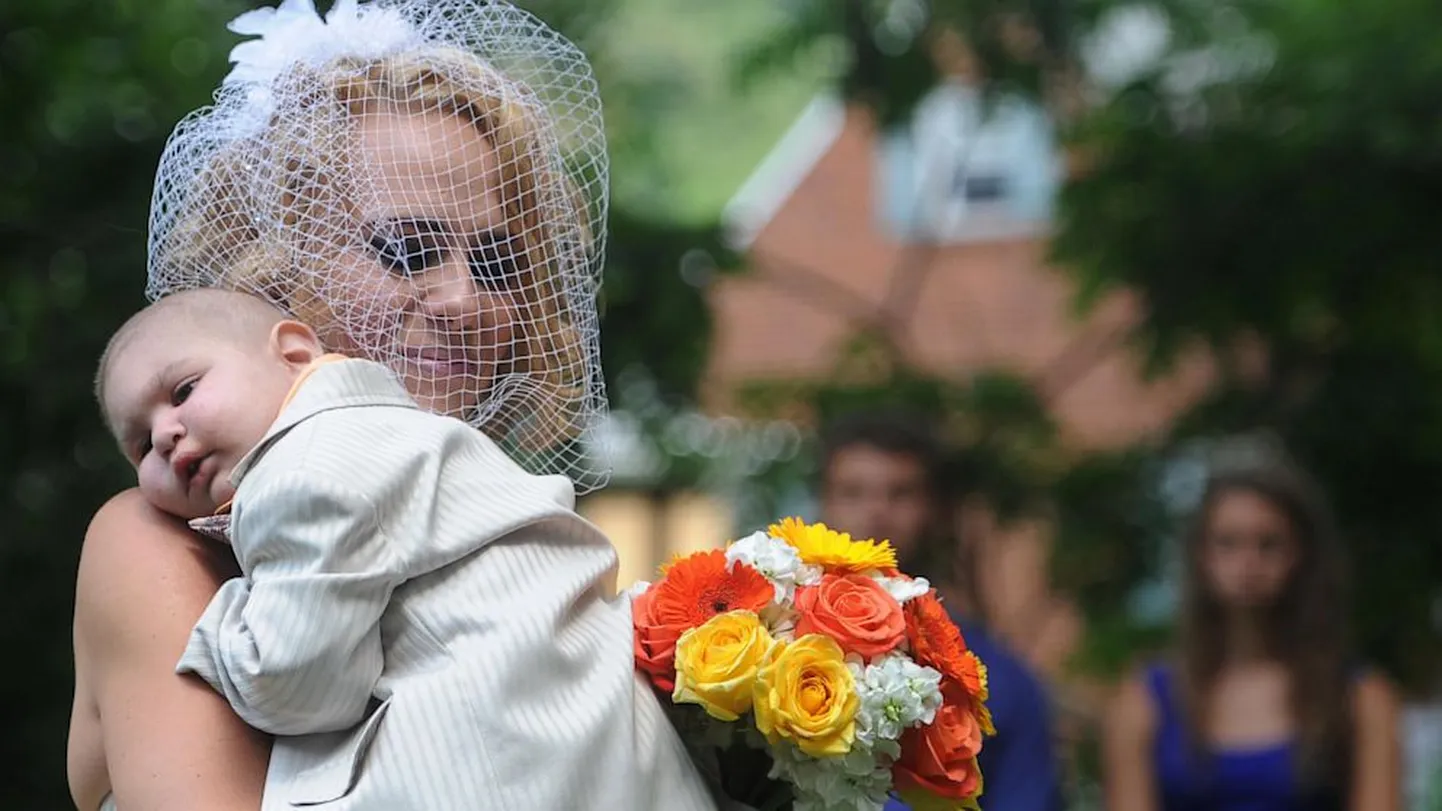 Pruut, Logani ema Christine kandmas isamees Loganit altari poole.