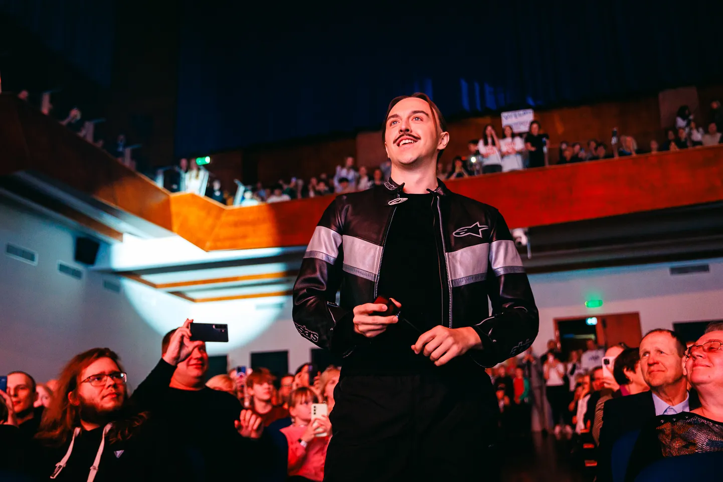 Tommy Cash tuli Jõhvi kontserdi ajal korra lavalt ka saali publiku sekka laulma.