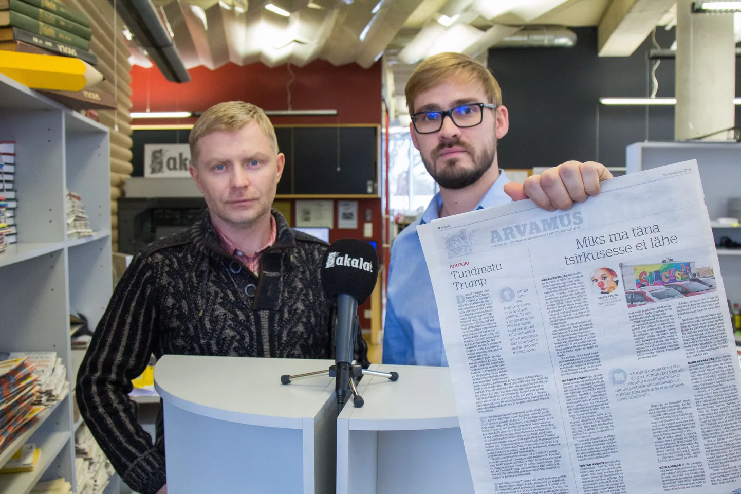 Sakala peatoimetaja Hans Väre ja vanemtoimetaja Rannar Raba.