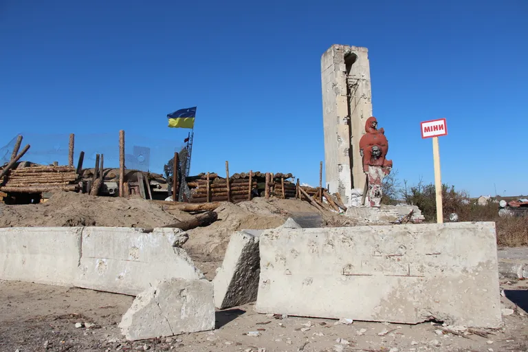 2015 год. Стела при въезде в город Станица Луганская со стороны оккупированного Луганска. На этом месте в 2014 году остановился фронт.