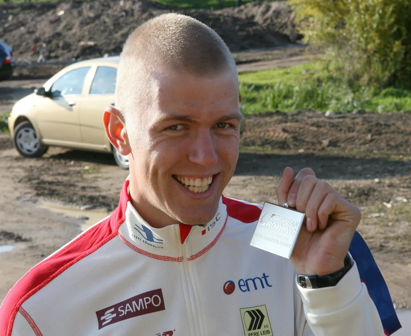 SAKALA01:   : VILJANDI, EESTI, 30sep08
Sõudjad panid ellingule nurgakivi.Pildil Kaspar Taimsoo.
er/ Foto ELMO RIIG/ SAKALA
