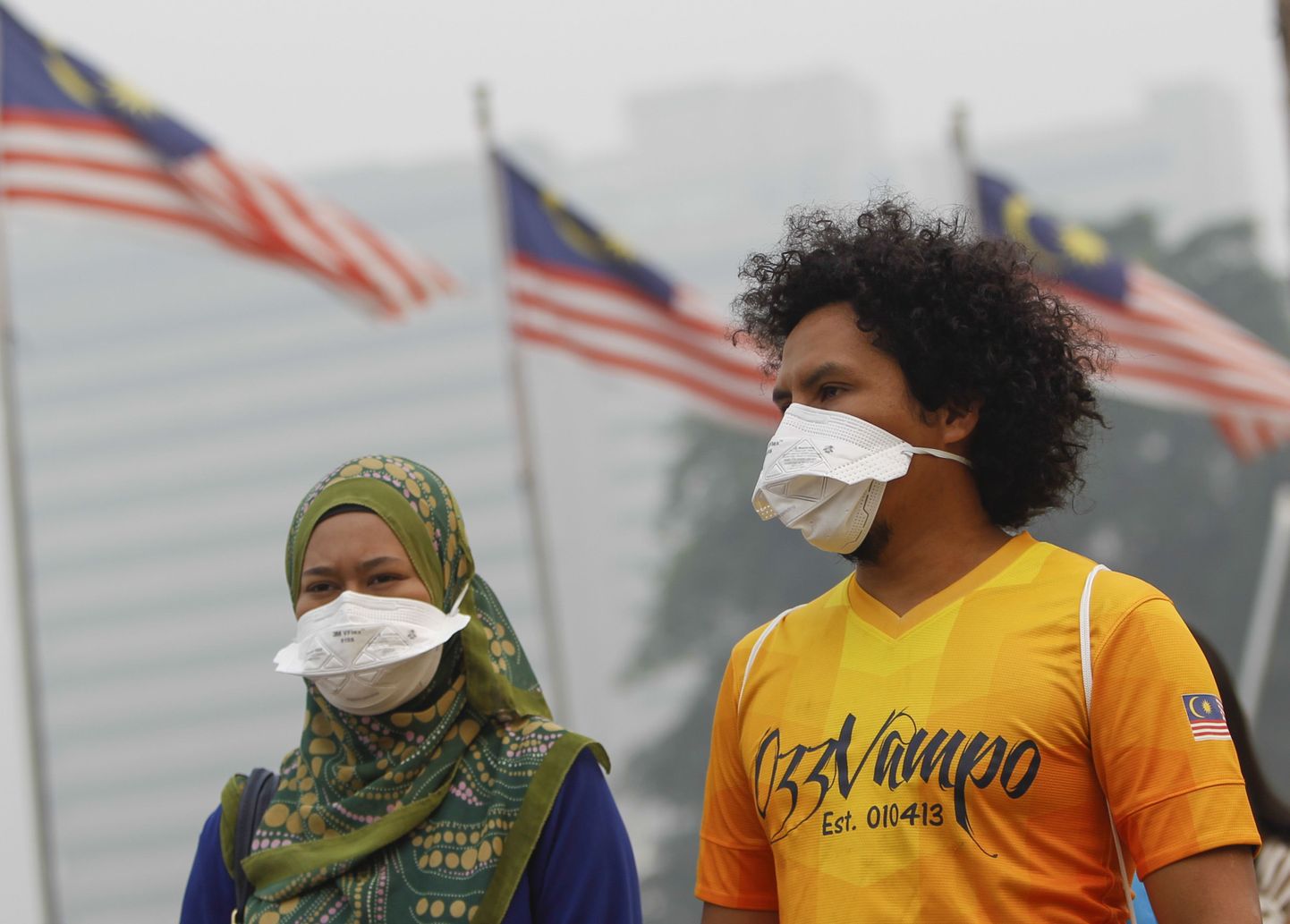 Жители Малайзии вынуждены использовать маски.