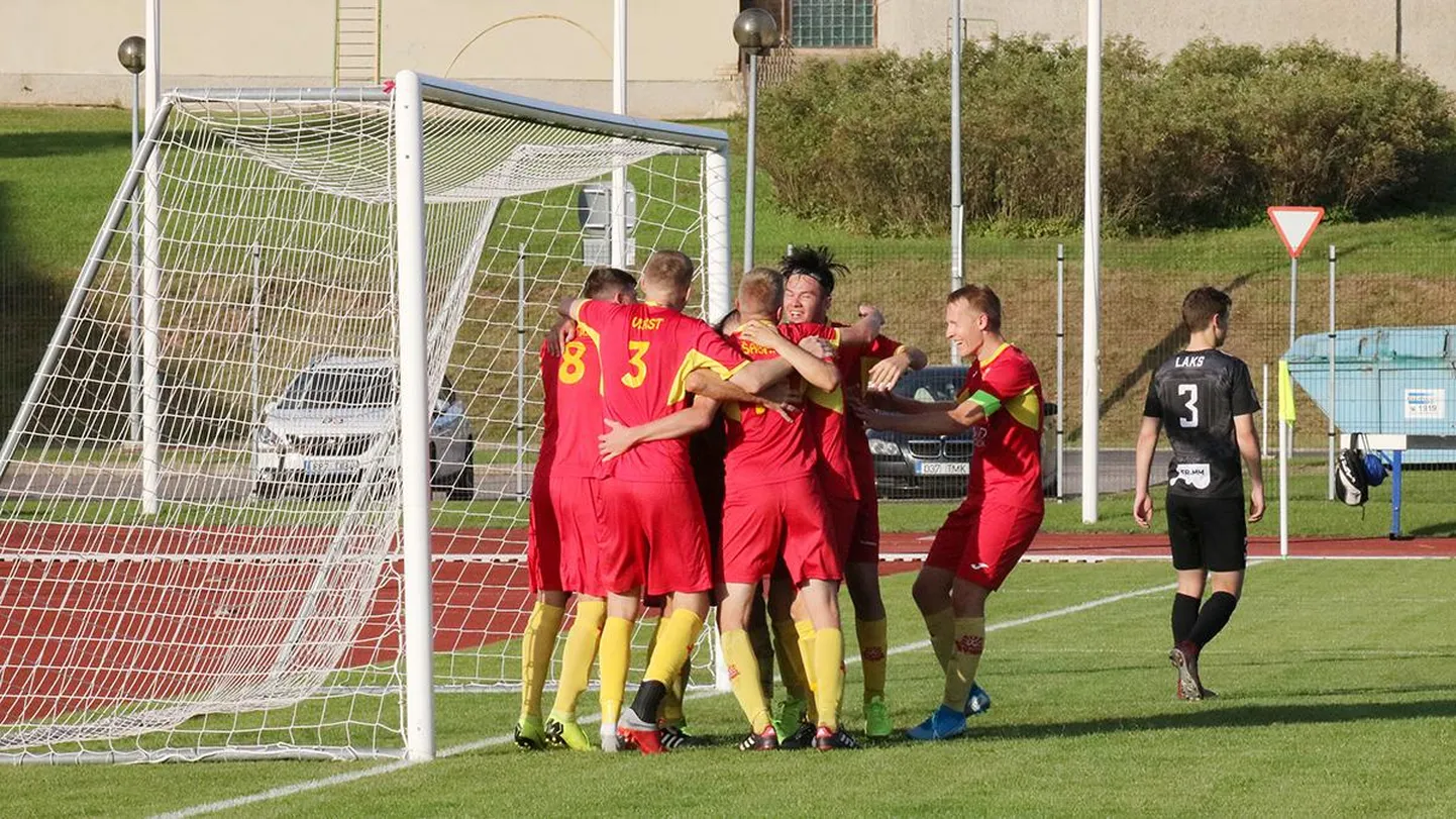 Heliose mängijad rõõmustavad võiduvärava üle. FOTO: Võru Fc Helios
