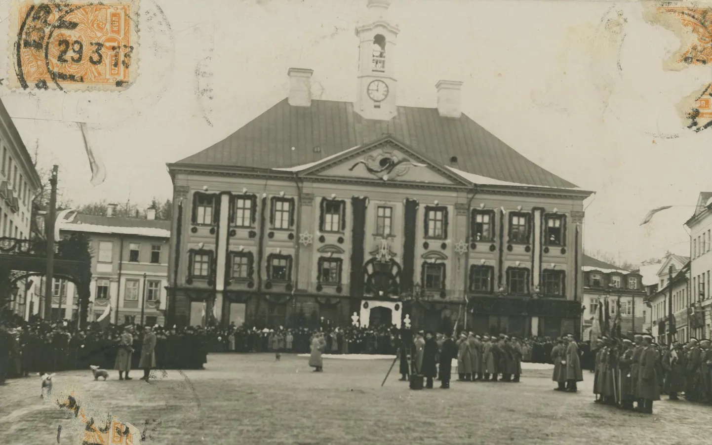 1913. aastal tähistati üle Tsaari-Venemaa 300 aasta möödumist Romanovite võimuletulekust. Pidustused täitsid rahvaga ka Tartu raeplatsi. Ühtlasi avati dünastia auks Toomel Kuradisild.