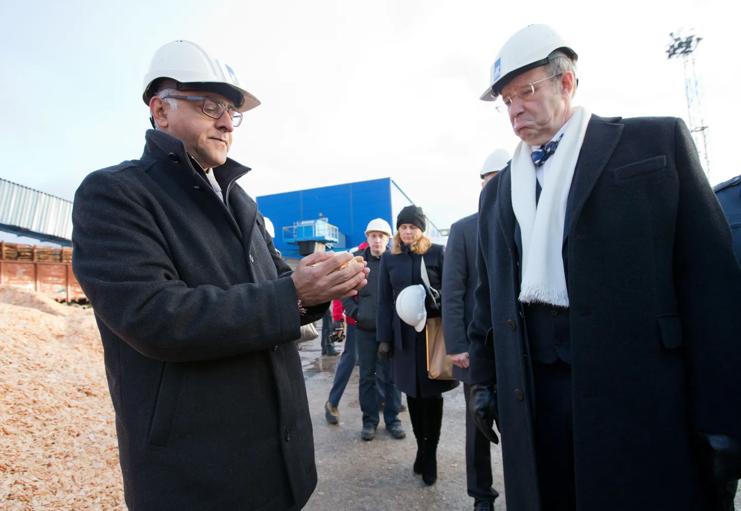 Tolarami Eesti juht Sonny Aswani (vasakul) ja Eesti president Toomas Hendrik Ilves Kehra paberivabriku lubjapõletusahju ja laastuliini avamisel.
lt/Foto LIIS TREIMANN/POSTIMEES