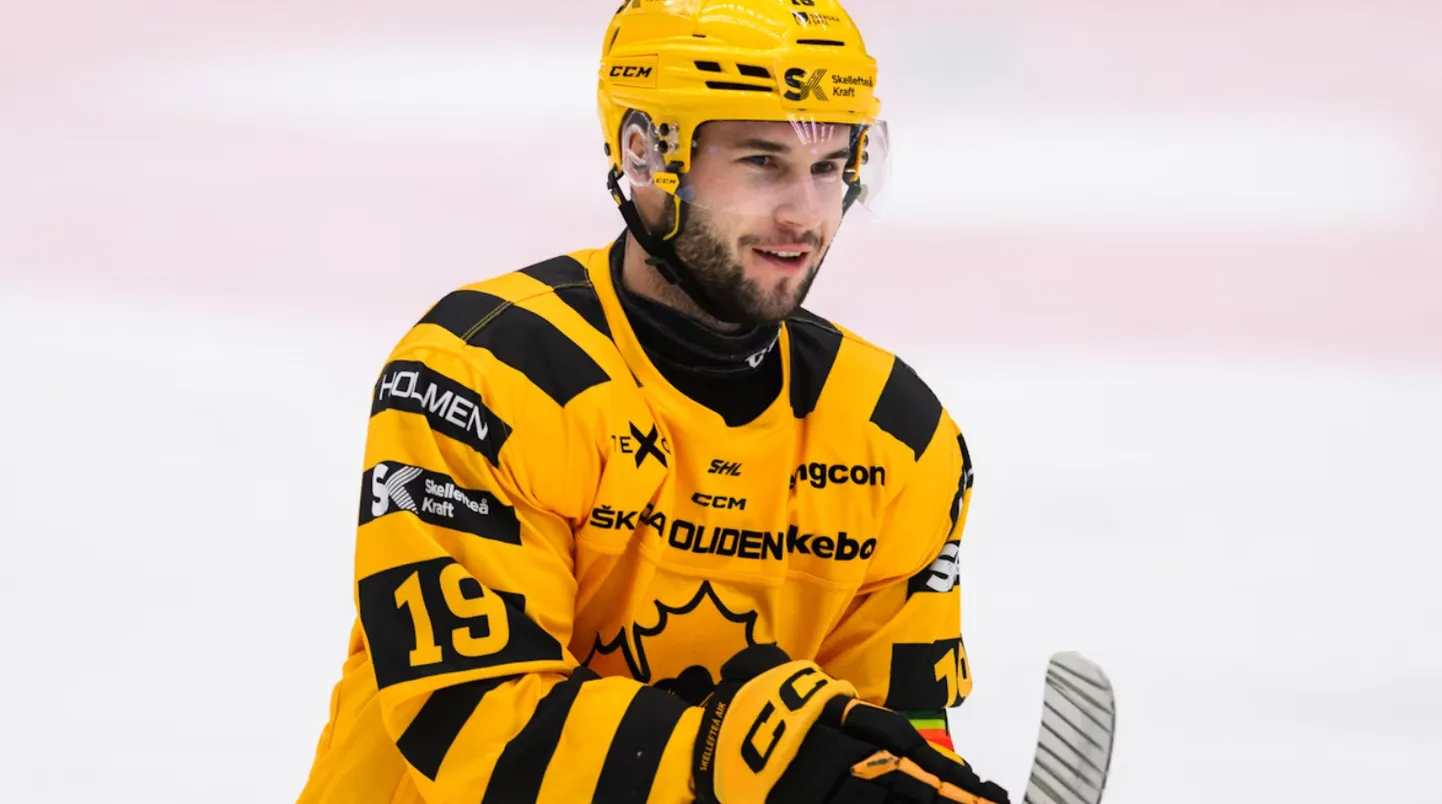Latvijas hokeja uzbrucējs Mārtiņš Dzierkals