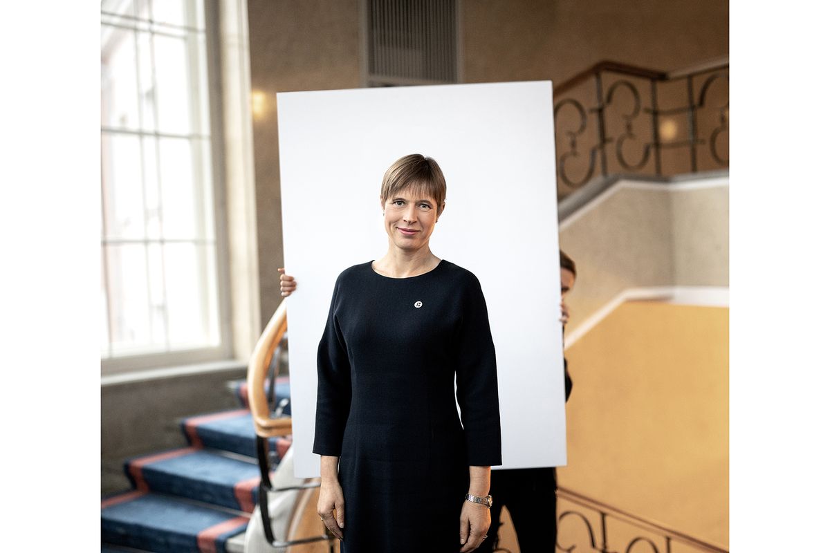 President Kersti Kaljulaid poseerimas Müürilehe esikaanele, peale pikka intervjuud Müürilehe peatoimetaja Helen Tammemäega.
