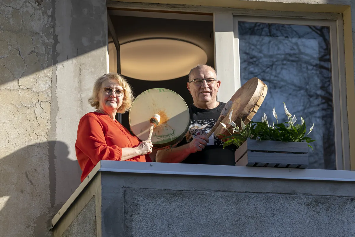 Fotograafi sõnul ei kurtnud tema kaamerasilma ette jäänud inimesed selle üle, et neil kodus igav oleks.