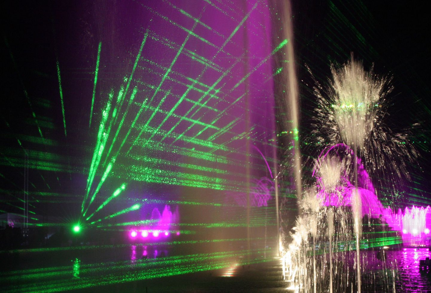 Laserid tantsivate purskaevude etendusel ülevenemaalises näitustekeskuses Moskvas.