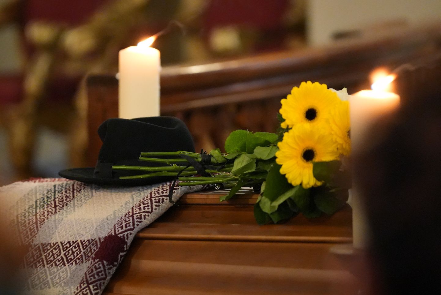 Sestdien, 17. februārī Rīgas Svētās Marijas Magdalēnas baznīcā notika atvadīšanās no mūžībā aizgājuša komponista un grupas "Pērkons" dibinātāja Jura Kulakova.