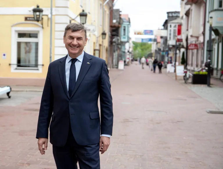 Pärnu Postimehe ja Andrus Ansipi teed ristusid suvepealinnas Rüütli tänaval selle nädala kolmapäeval.