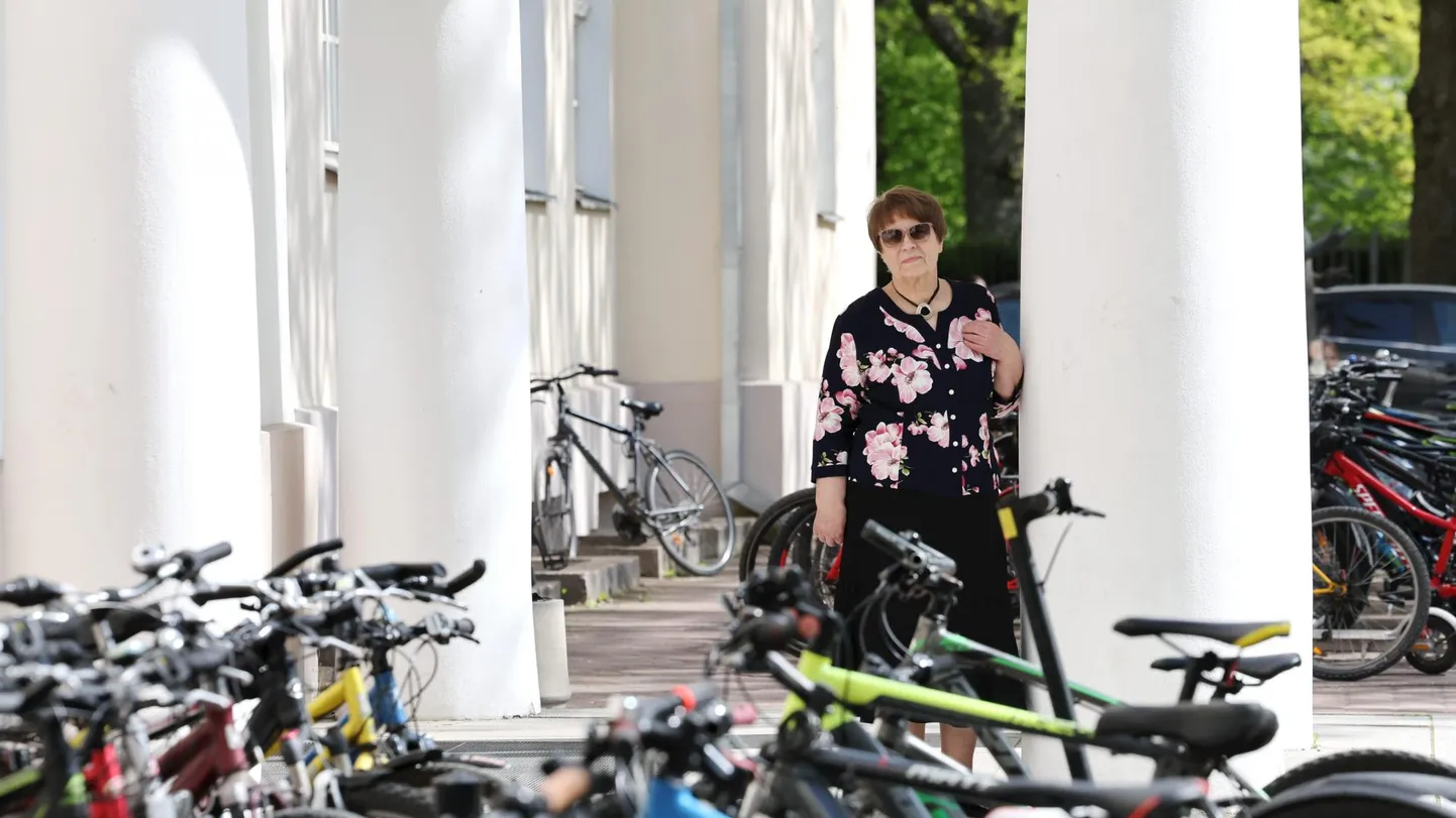 Homseks Tartu ülikooli vilistlaste kokkutulekuks valmistuv Reet Noorlaid on Miina Härma gümnaasiumi sammaste vahelt saatnud ellu, korralik inglise keel suus, terveid plejaade noori.