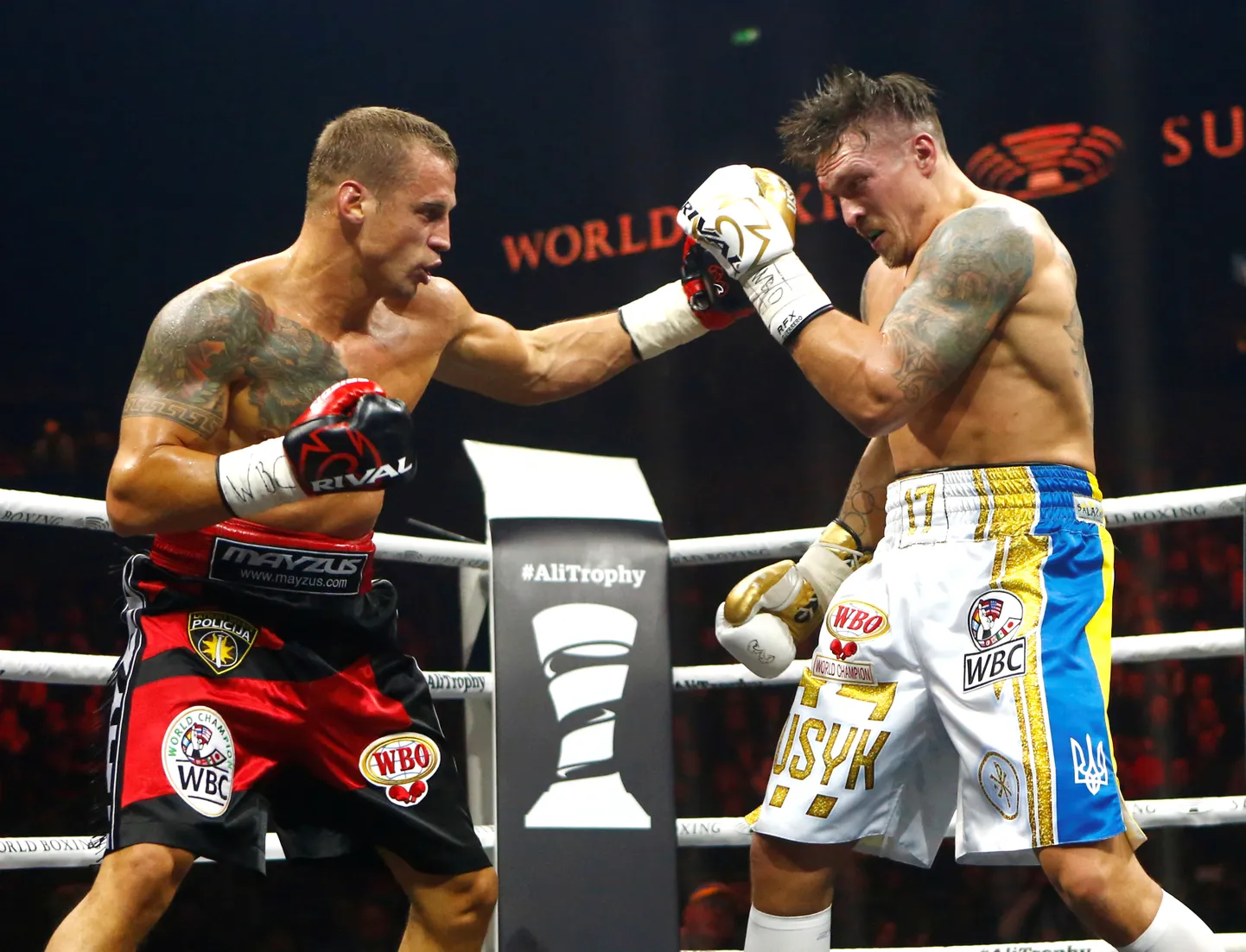 Latvijas bokseris Mairis Briedis un Ukrainas bokseris Oleksandrs Usiks