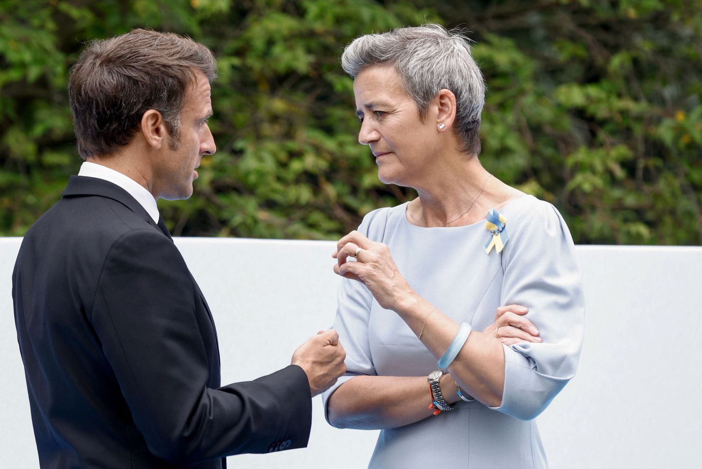 Prantsusmaa president Emmanuel Macron vestlemas Euroopa Komisjoni asepresidendi Margrethe Vestageriga.