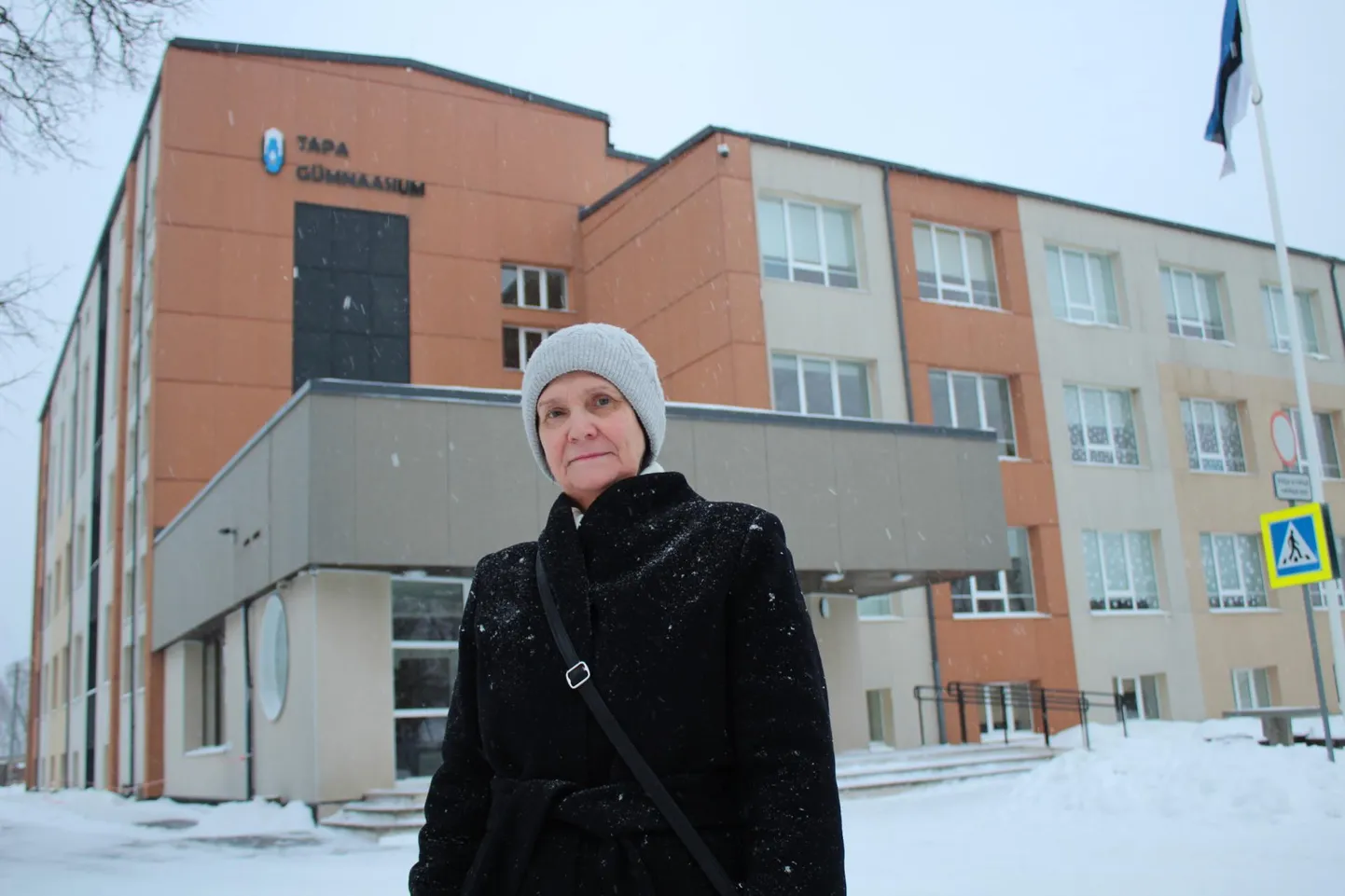 Sirje Pipenberg 22. jaanuari hommikul Tapa gümnaasiumi ees.
