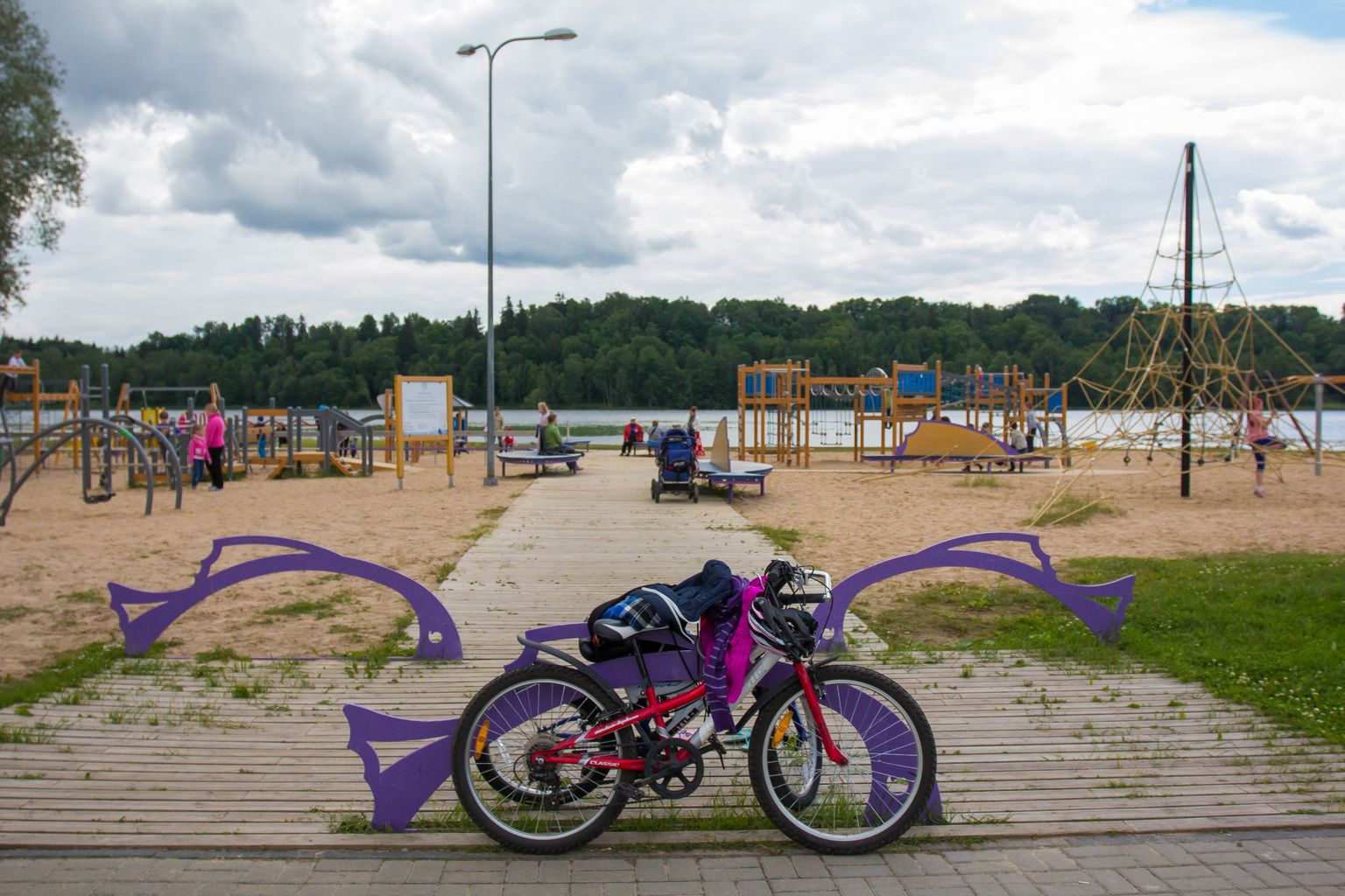Lappset mänguväljak Viljandi järve ääras.