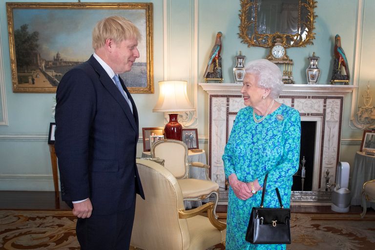 Елизавета II и Борис Джонсон во время аудиенции в Букингемском дворце в Лондоне 24 июля 2019
