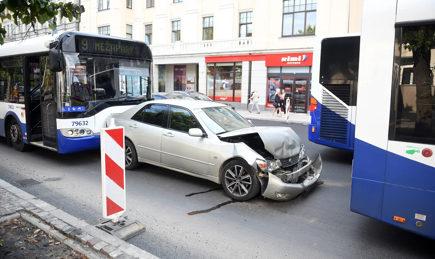 Avārija Merķeļa ielā