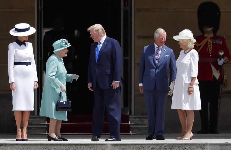 Kuninganna Elizabeth II koos Donald Trumpiga (keskel), vasakul on USA esileedi Melania Trump ning paremal prints Charles ja hertsoginna Camilla