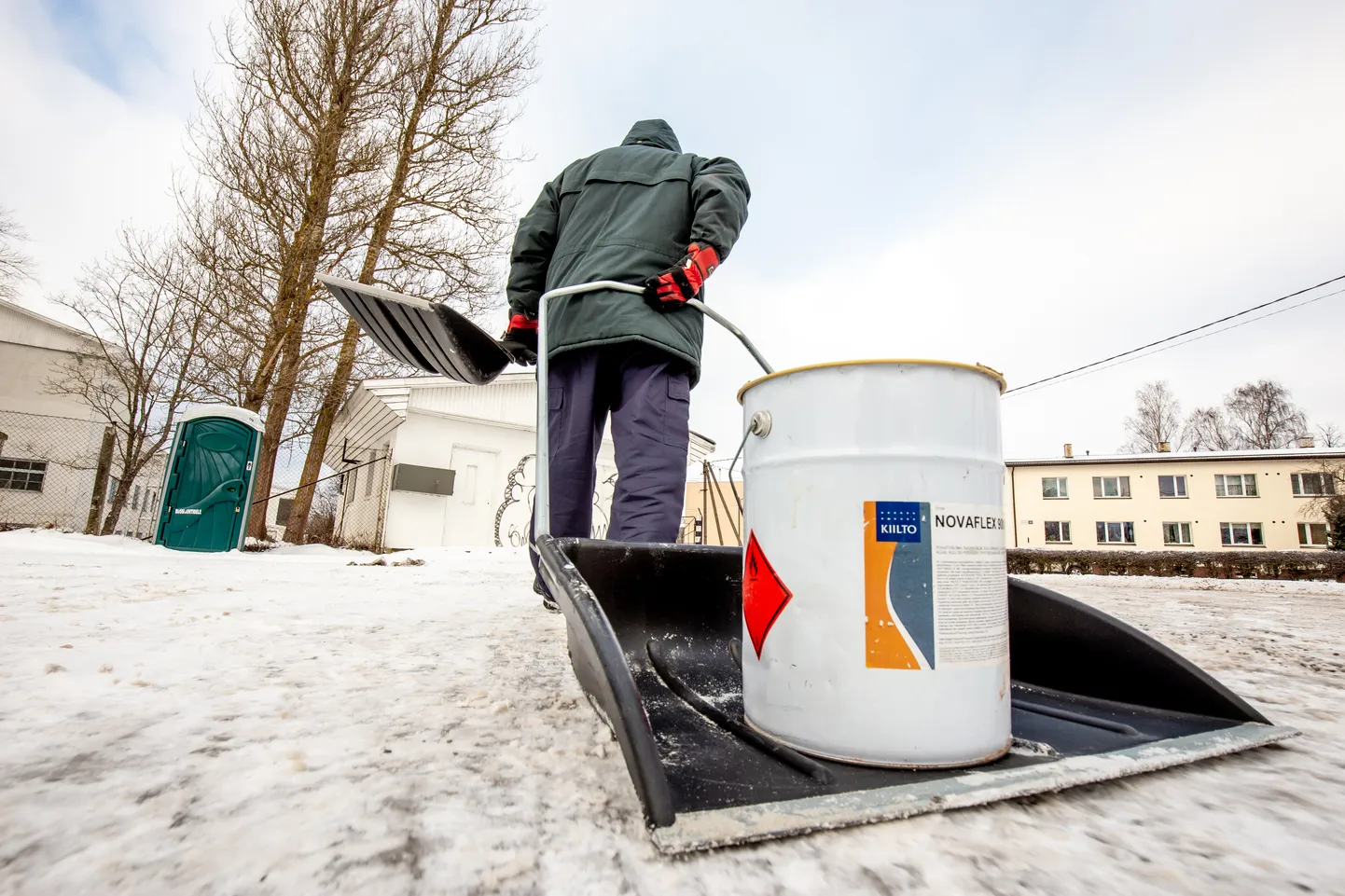 Libedusetõrje graniitsõelmetega. Pilt on illustreeriv.