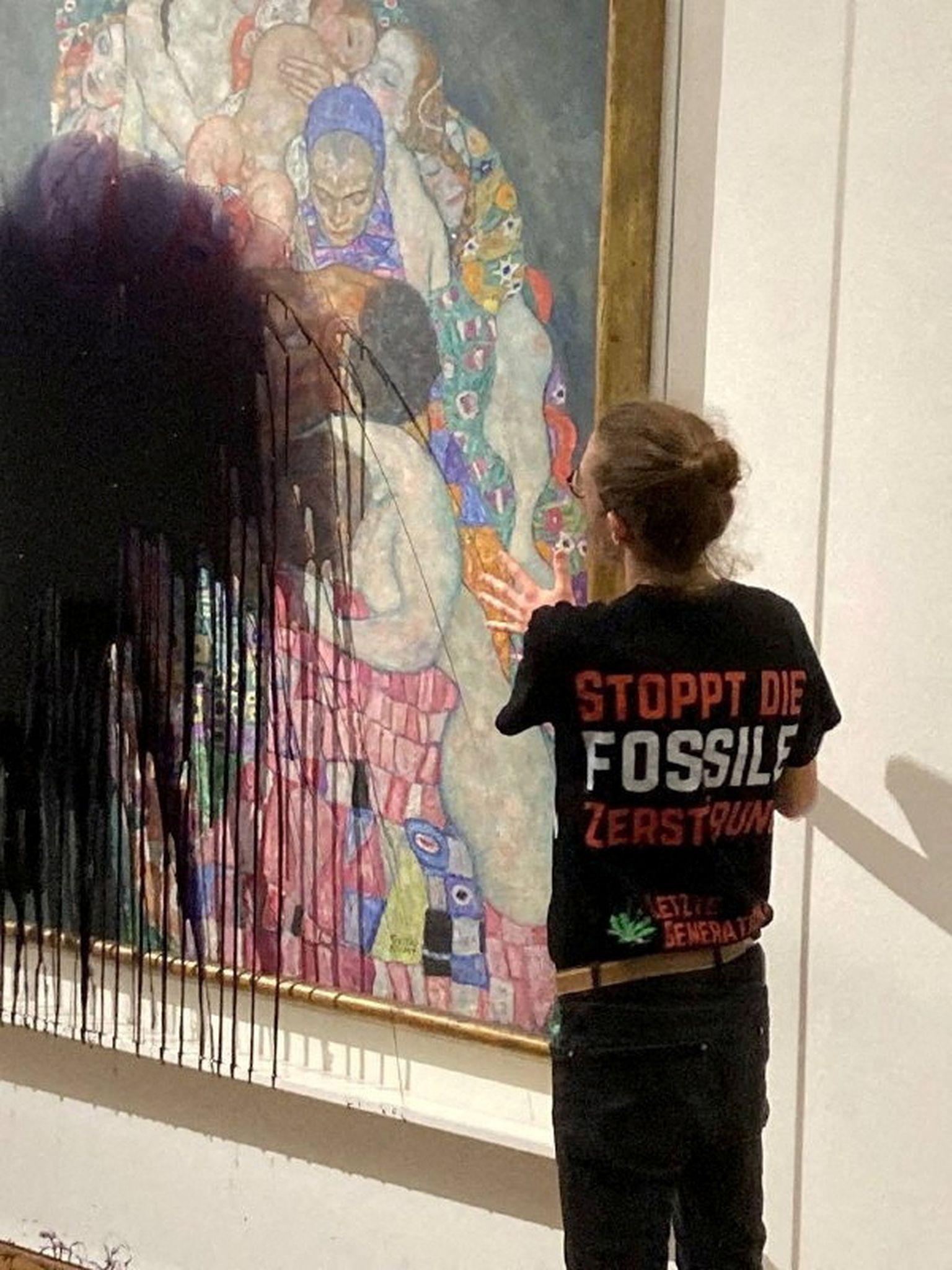 Aktivist ja Gustav Klimti maal "Surm ja elu" Viinis Leopoldi muuseumis 15. november 2022.