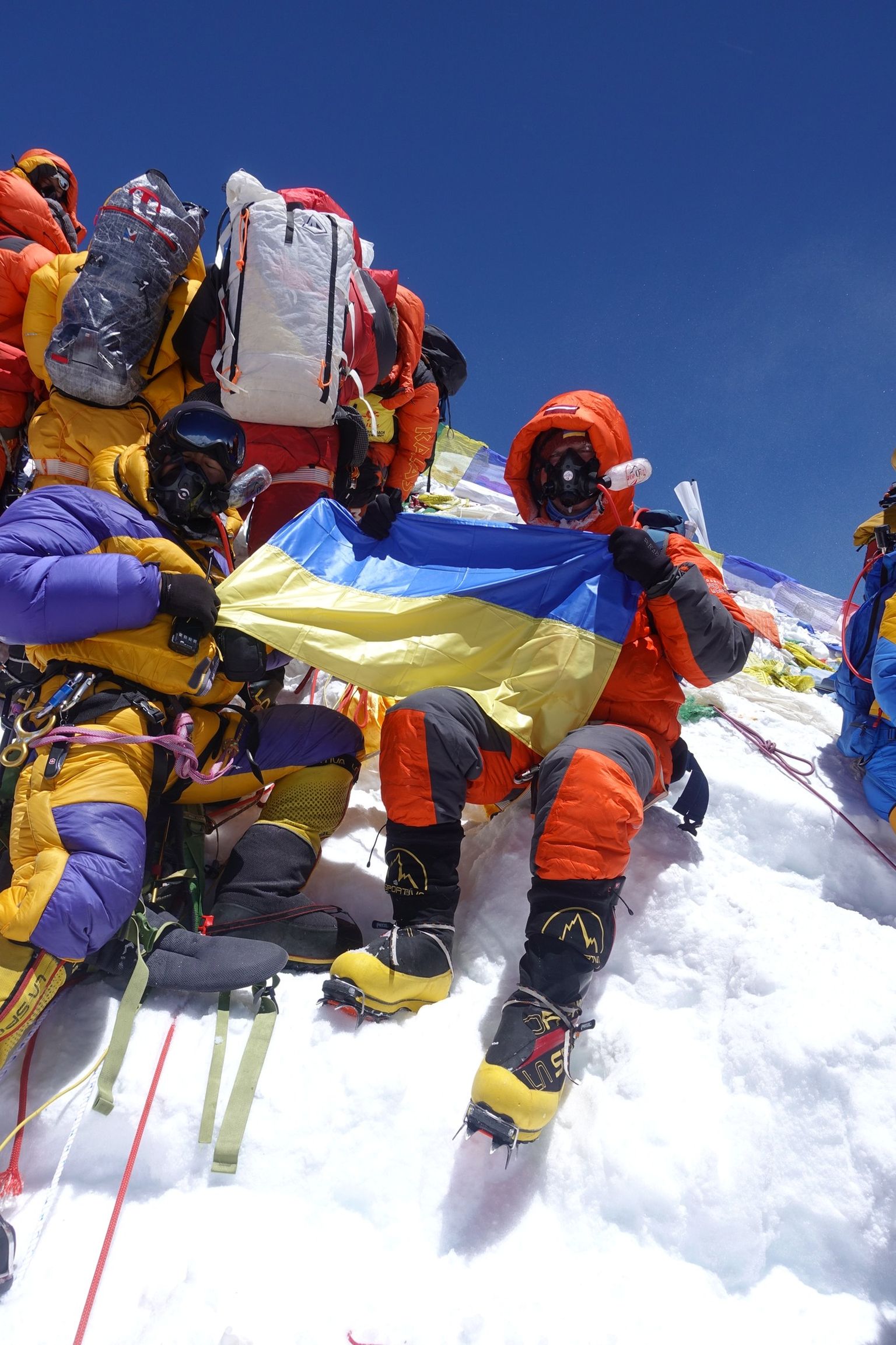 Par godu Ukrainas aizstāvjiem Latvijas alpīnisti Everestā uznesuši Ukrainas karogu