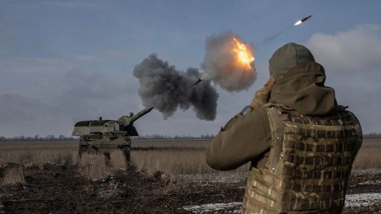 Украинские солдаты ведут огонь из немецкой гаубицы Panzerhaubitze 2000.