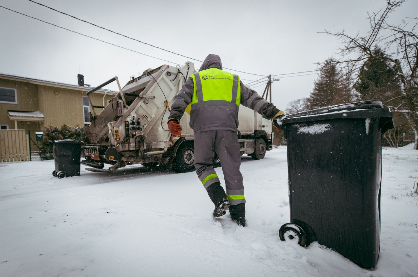 26.02.2020, Tallinn. 
Prügivedu eramajade juurest. Viimsis. 
Garbage collecting from private houses in Viimsi region, Harjumaa.
Foto Madis Veltman, Postimees
