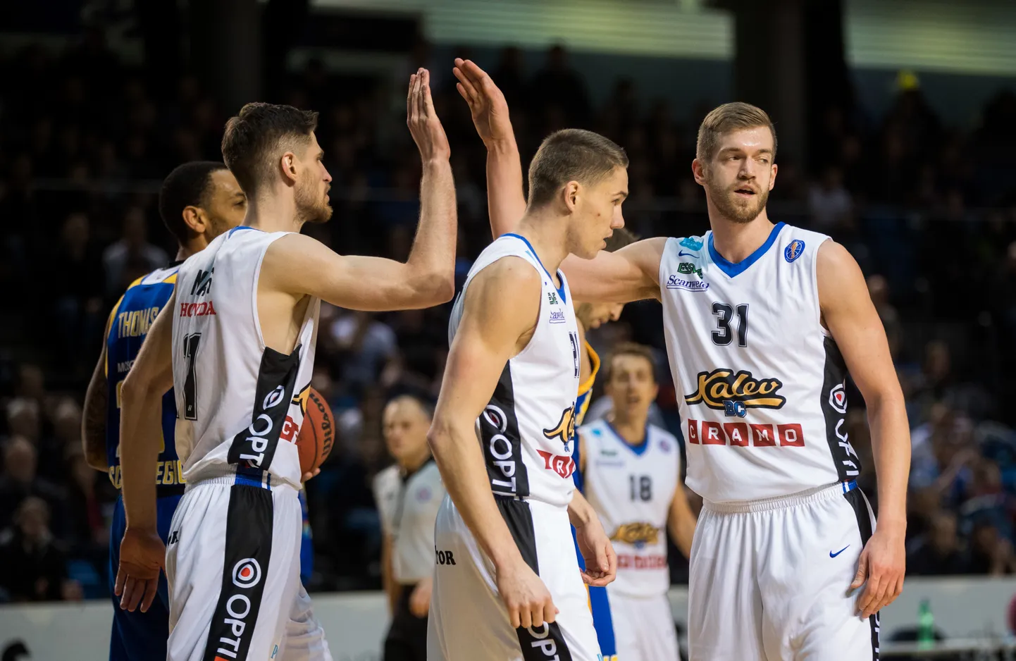 Kalev/Cramo mängijatest pakub enim kauneid korve Ühisliiga kodulehe hinnangul Janari Jõesaar (keskel).