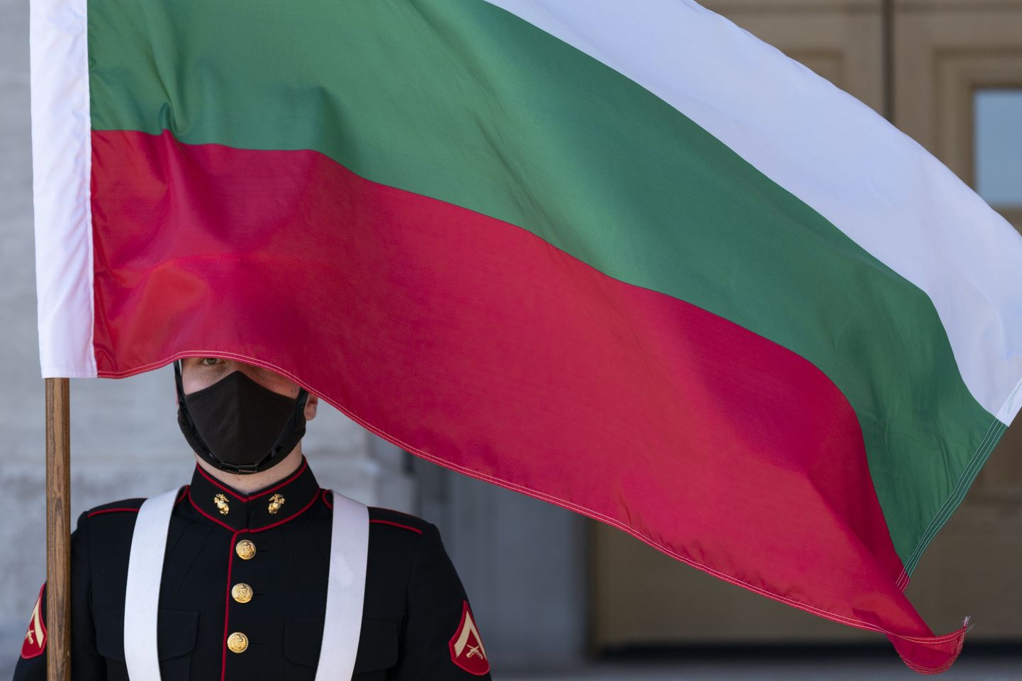 USA merejalaväelane Bulgaaria lipuga, kui 2020. aasta oktoobris külastas Bulgaariat USA kaitseminister.
