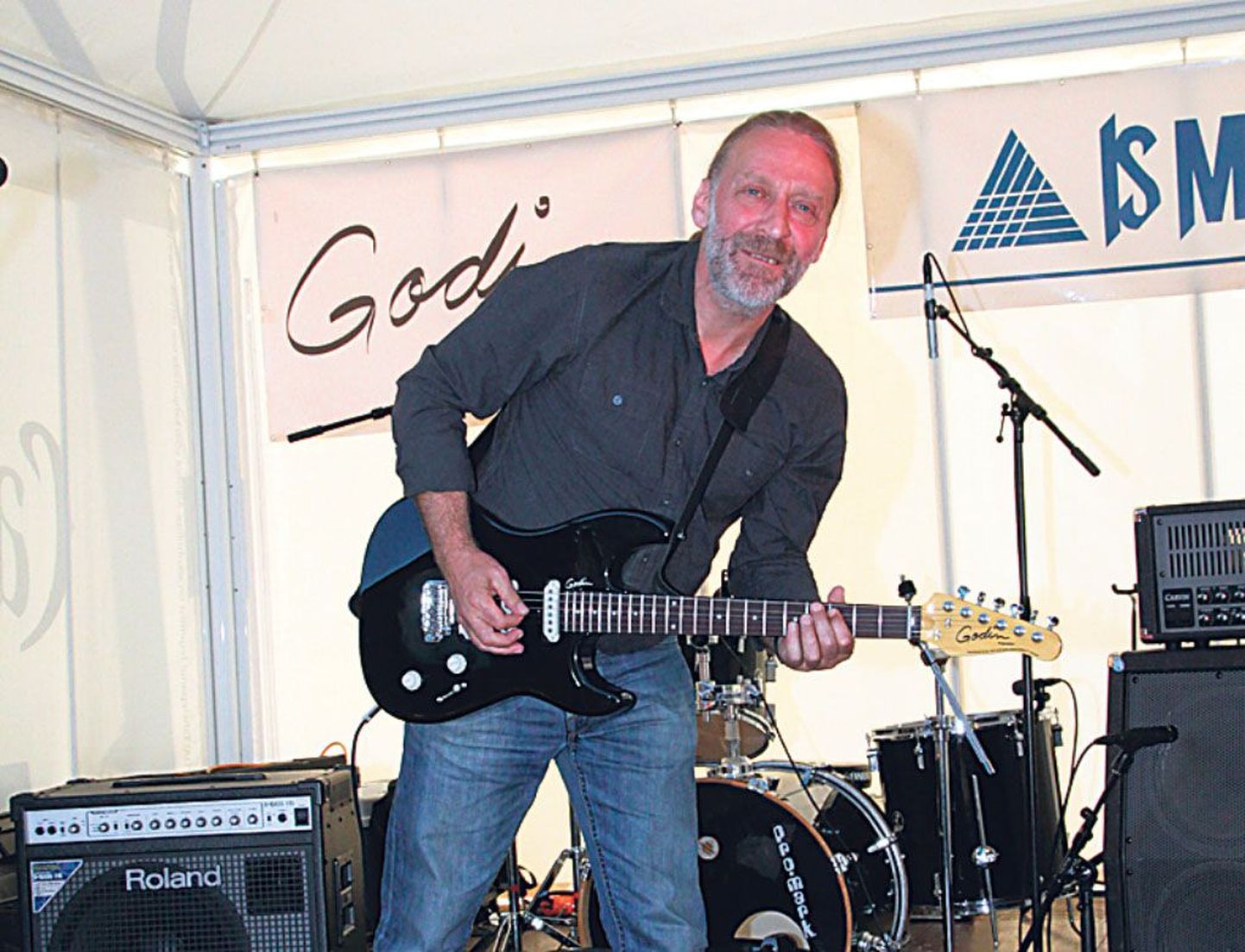 Suurbritannia muusik Steve Morrison näitab õpitubades osalejate vahel väljaloositud Godini kitarri.