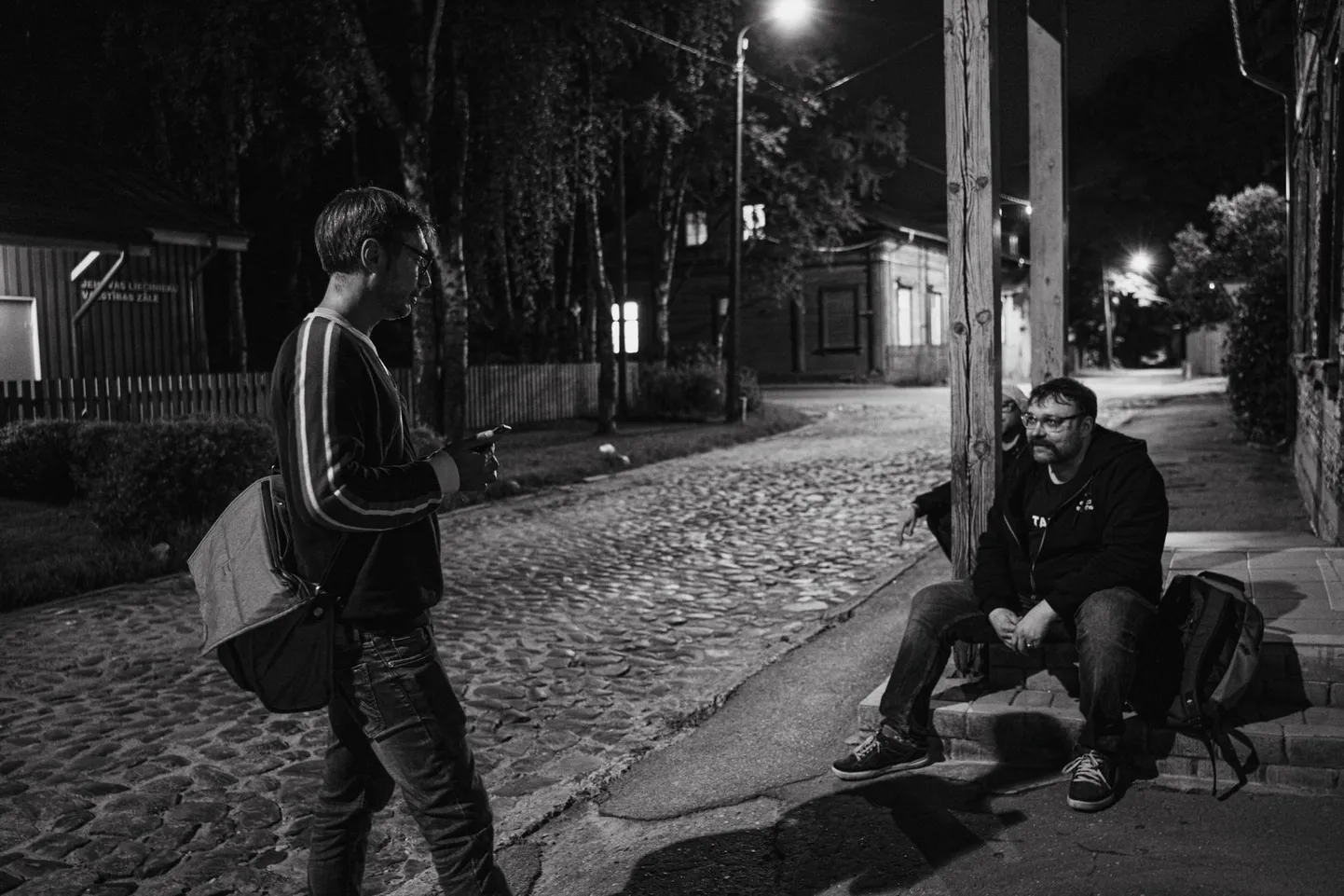 Filmimise ajal sattusid režissöör Aleksandr Heifets (vasakul), Ahto Külvet, Tauri Kötsi (posti taga) ja Taavi Arus (filmi operaator ja selle foto autor) Kometa festivalilt Riia äärelinna. Eikellegimaale, kus pidi tunde taksot ootama. Euroopa Liidus jabur ja absurdne olukord, meenutas Heifets muigamisi.