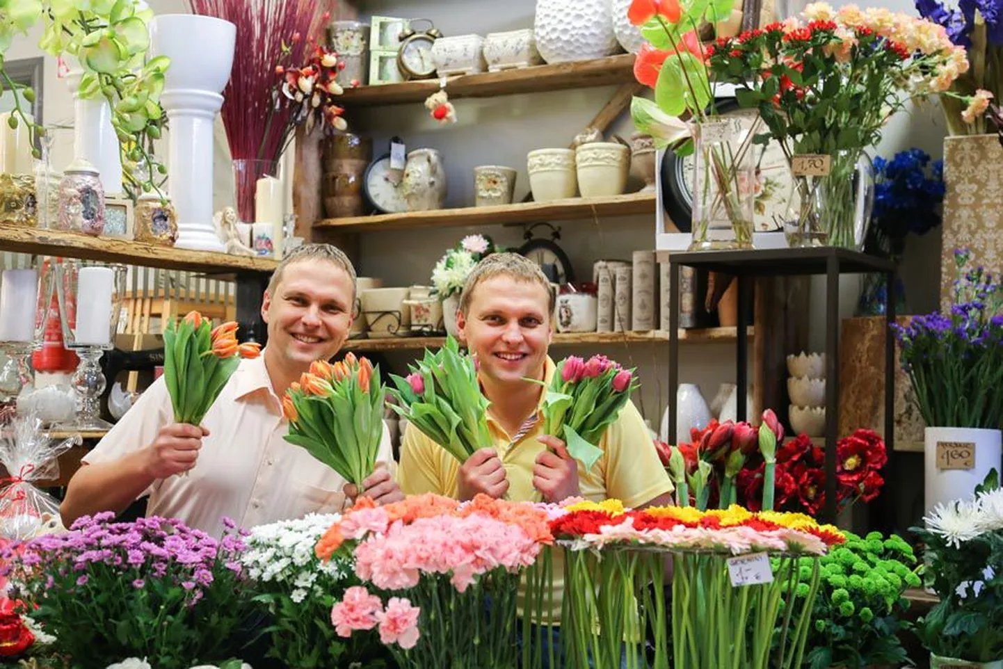 Türilased Veigo (vasakul) ja Virgo Kaaret avasid oma esimese klubi naistepäeval või oma sünnipäeval, kuidas võtta, ning kinkisid klubi esimesele sajale naiskülastajale lille. Seda teevad nad siiani.