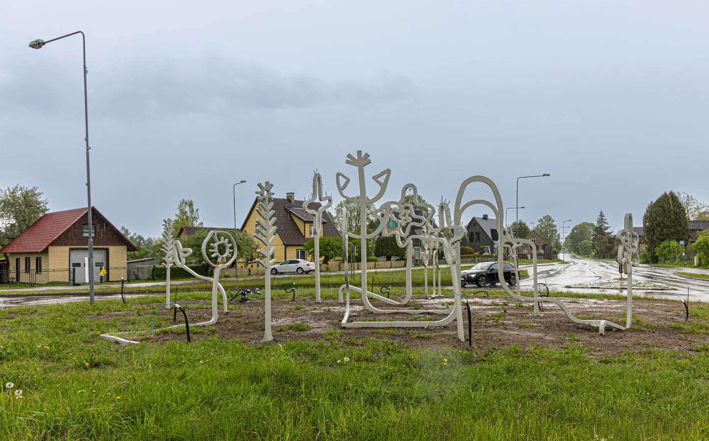 Pikalt plaanitud Mulgimaa väravate projekt hakkab ilmet võtma. Kavandi "Mulgimaa õied" järgi tehtud taies on Abja-Paluojale ringristmikule juba paika seatud.