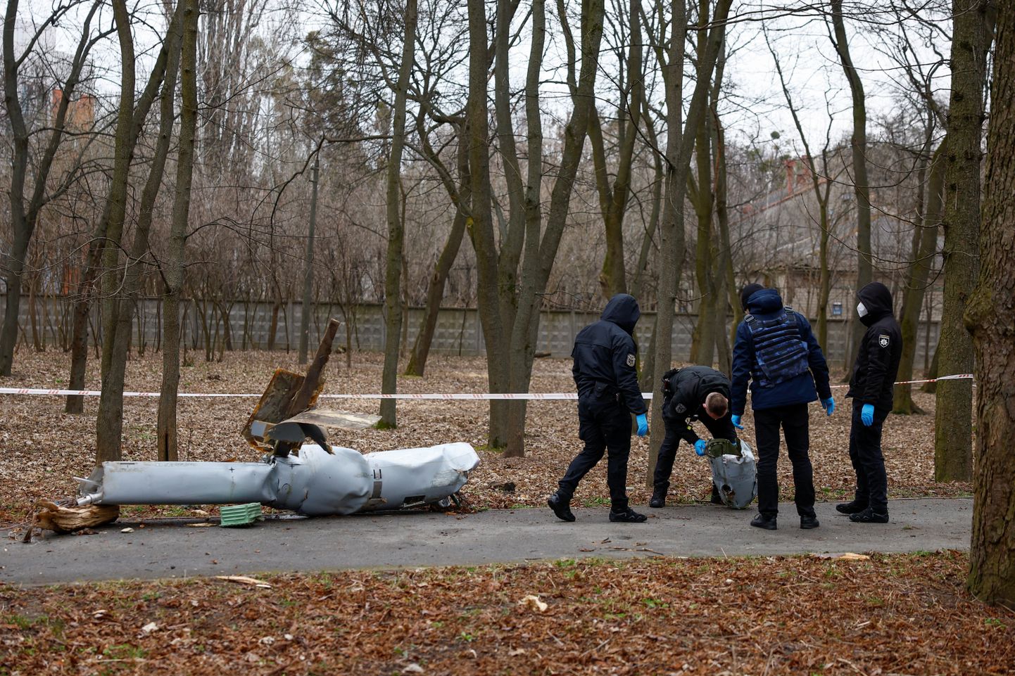 Politseinikud uurivad 24. märtsil 2024 Ukrainas Kiievis pargis Venemaa tiibraketi Kh-55 osa, mis lasti alla Vene õhurünnaku ajal. Üks tiibrakett läbis ka Poola õhuruumi.