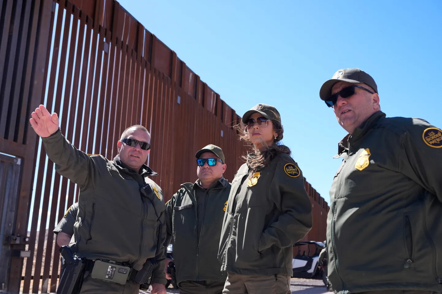 USA sisejulgeolekuminister Kristi Noem Arizonas piirivalveametnikega piiritara juures.