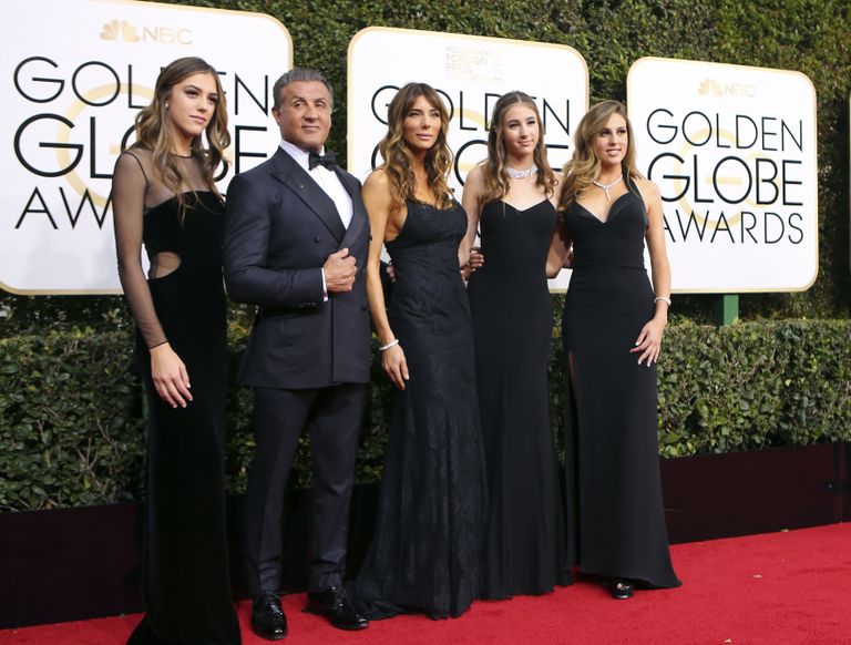 Sylvester Stallone abikaasa Jennifer Flavini ja nende ühiste tütardega Kuldgloobustel 2017: (vasakult) Sistine Stallone, Scarlet Stallone ja Sophia Stallone. 