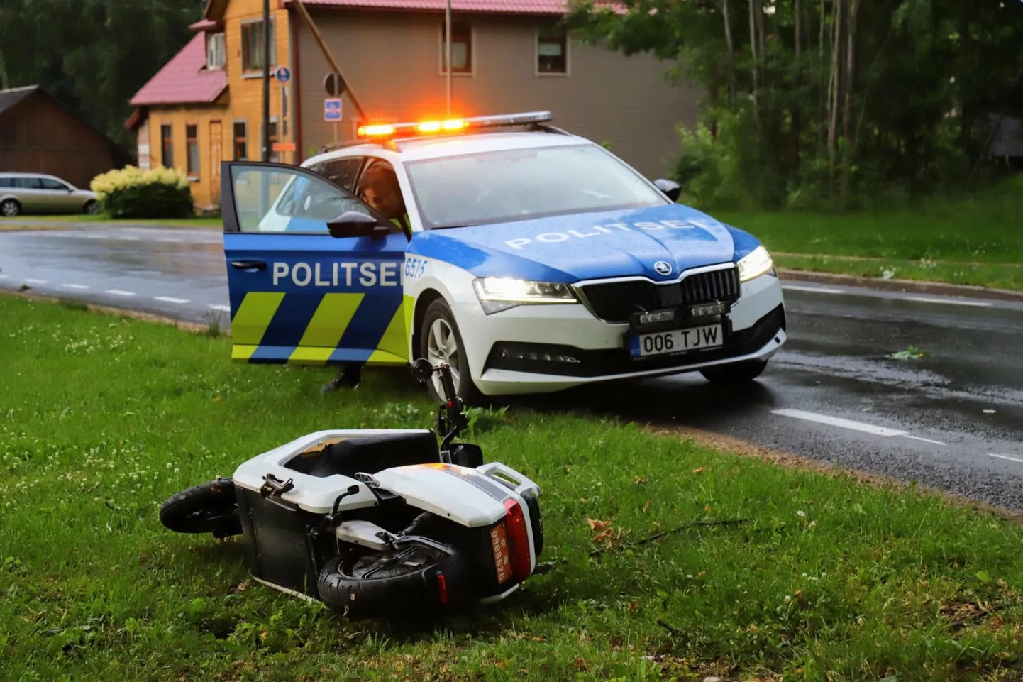 Mopeedijuht sõitis vastu puud ja hukkus.