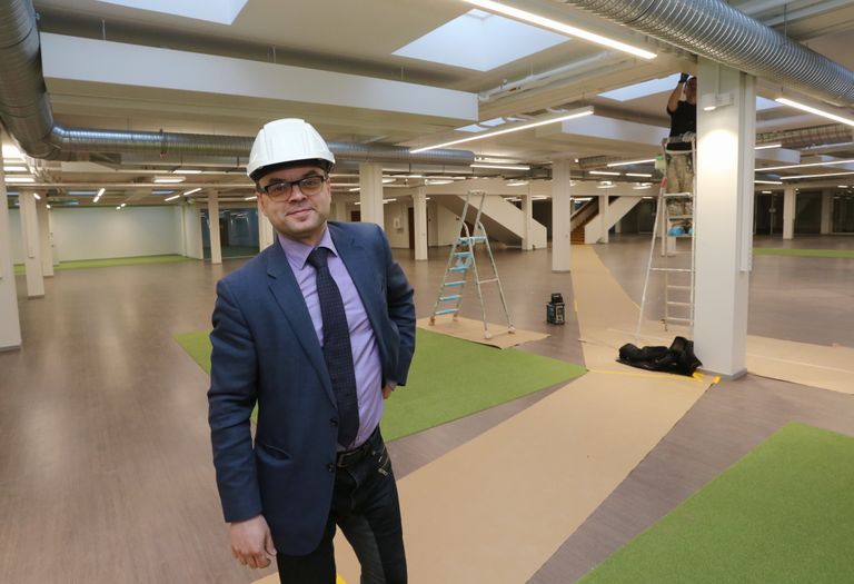 Tartu ülikooli raamatukogu direktor Martin Hallik põikas reedel ehitusjärgus hoones ekskursiooni tehes ka suurde lugemissaali.