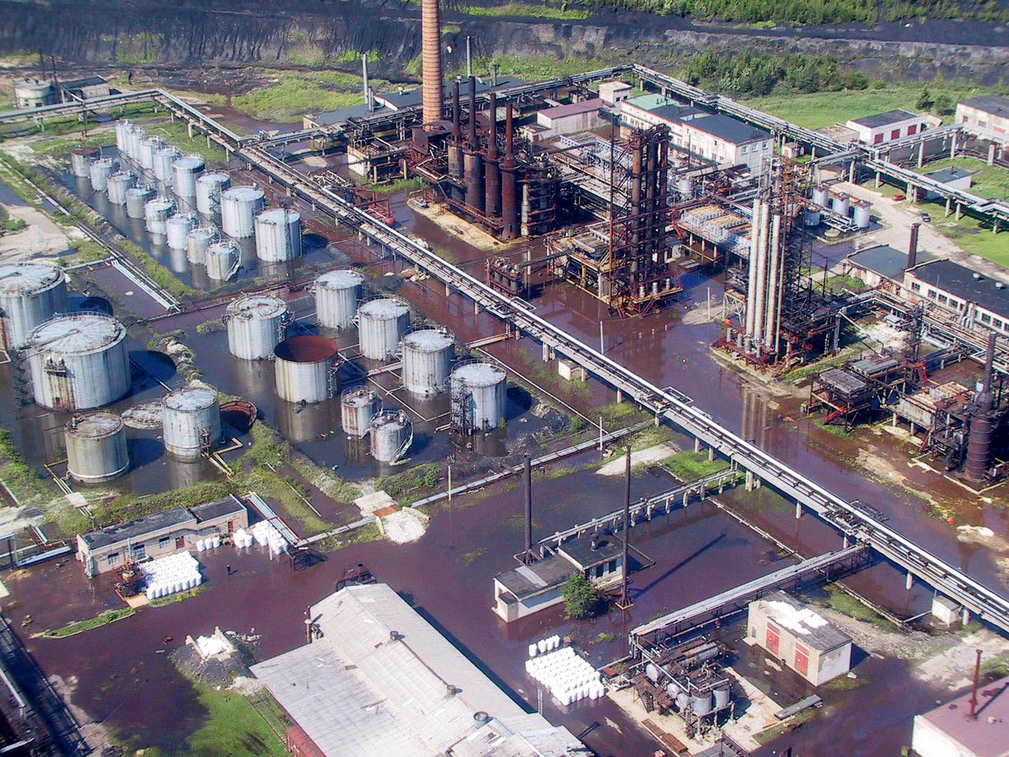 2003. aastal Kohtla-Järvel toimunud üleujutuse tagajärjel ujutas vesi üle ka keemiatööstuse ettevõtted.