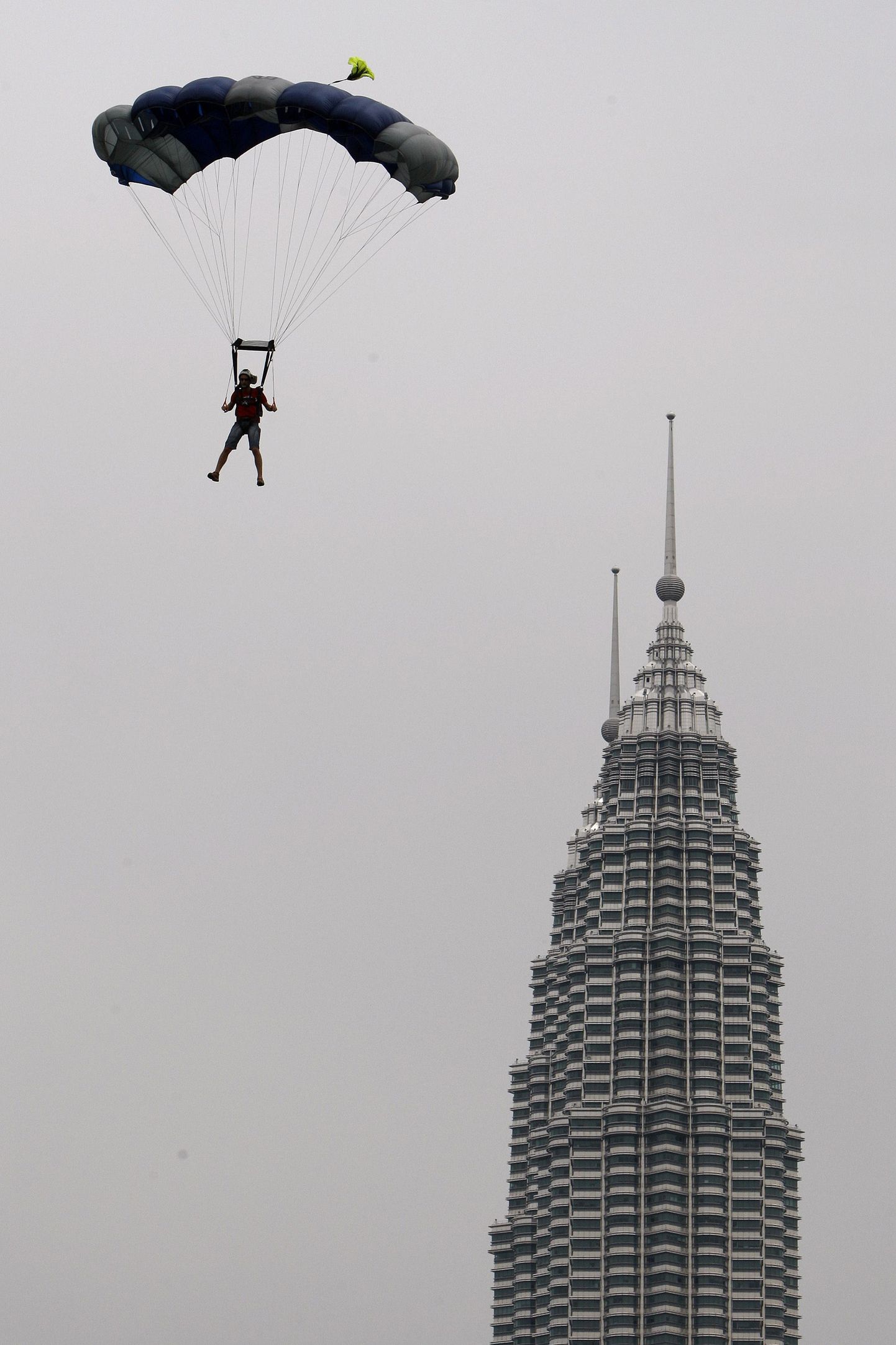 Base jumper mööda triivimas Malaisia Petronas Towers'ist Kuala Lumpuris.