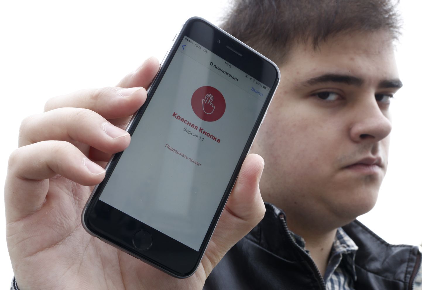 Eestis elamisluba omav aktivist Aleksandr Litrejev ja tema välja töötatud mobiilirakendus Punane Nupp.