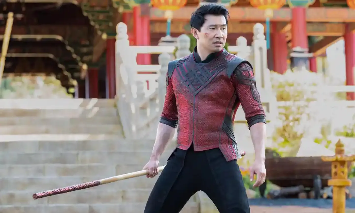 Läheb andmiseks. Shang-Chi on lohesoomustega kaetud kepi kätte haaranud ning valmis inimeste maailmast tulnud sissetungijaid läbi loputama.